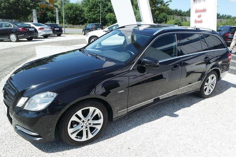 Schwarz Gebraucht 2012 Mercedes E200 Limousine | 11.990 € (Fairer Preis) - Bild 1/4
