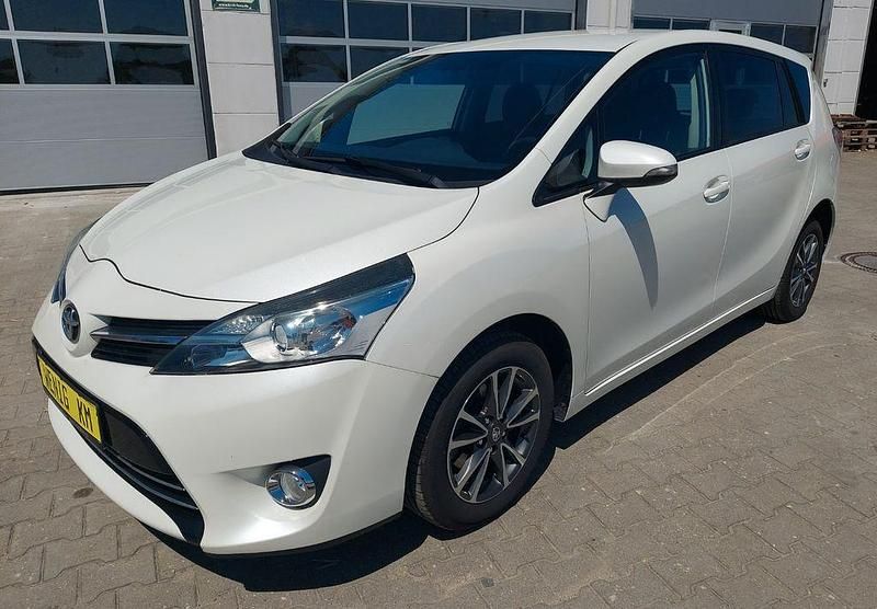 Weiß Gebraucht 2013 Toyota Verso Basis Van / Kleinbus | 12.000 € (Etwas zu teuer) - Bild 1/4
