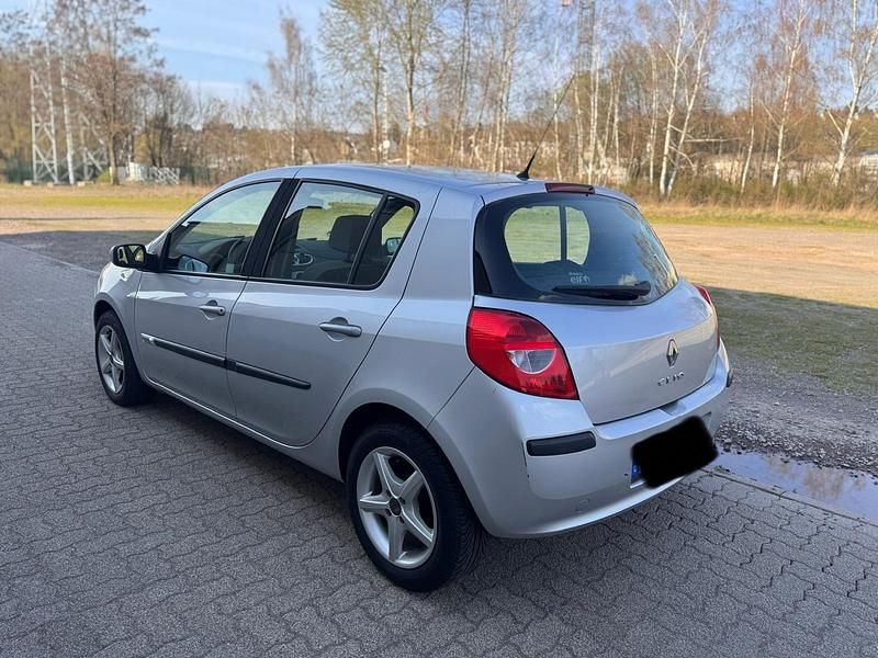 Gebraucht Renault Clio II 75 PS (55 kW) 2008 Silber Kleinwagen