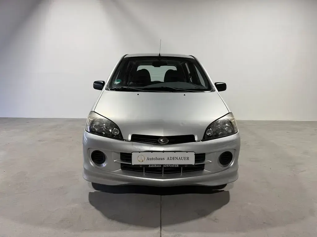 Gebraucht Daihatsu YRV 87 PS (63 kW) 2002 Silber Van / Kleinbus