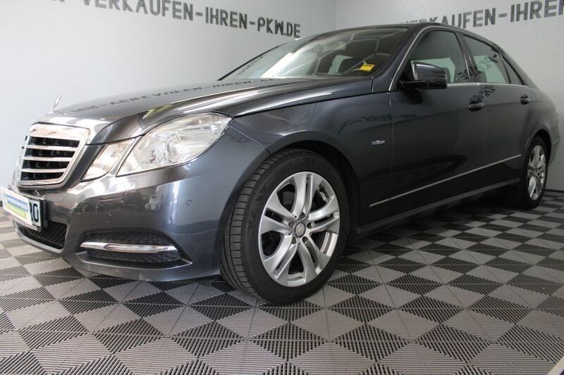 Grau Gebraucht 2011 Mercedes E220 Avantgarde Limousine | 9.650 € (Superpreis) - Bild 1/4