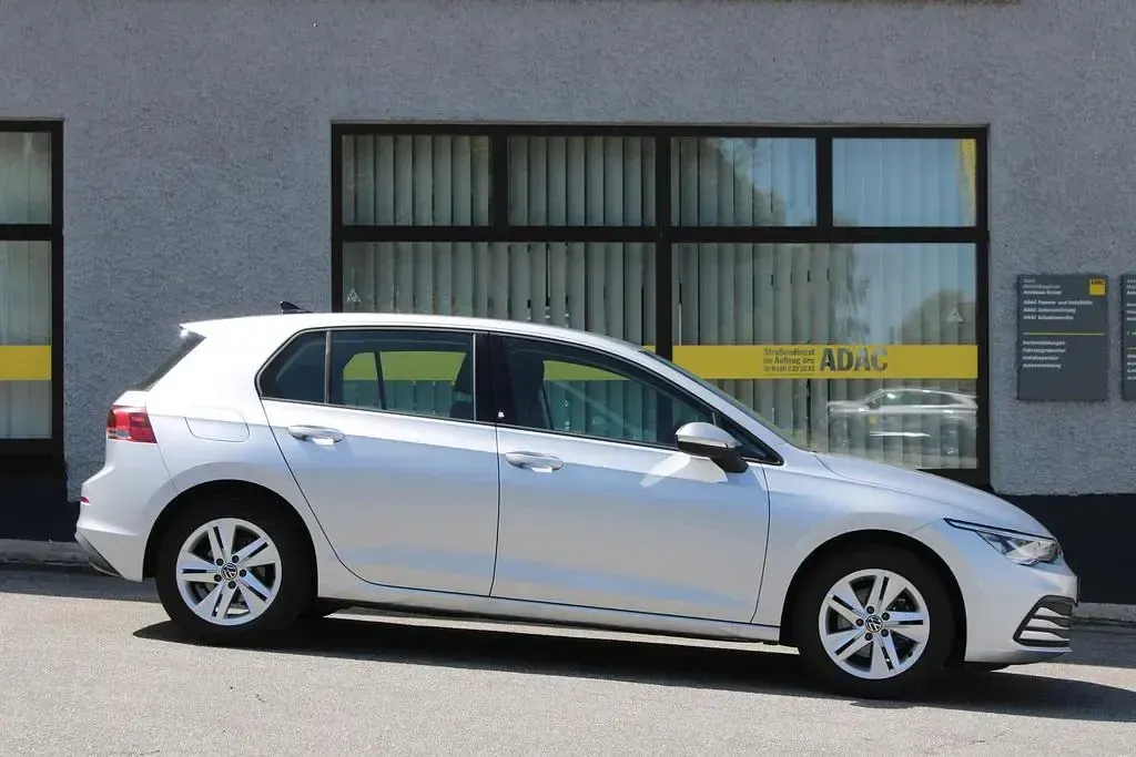 Gebraucht VW Golf VIII Life 116 PS (85 kW) 2022 Silber Limousine
