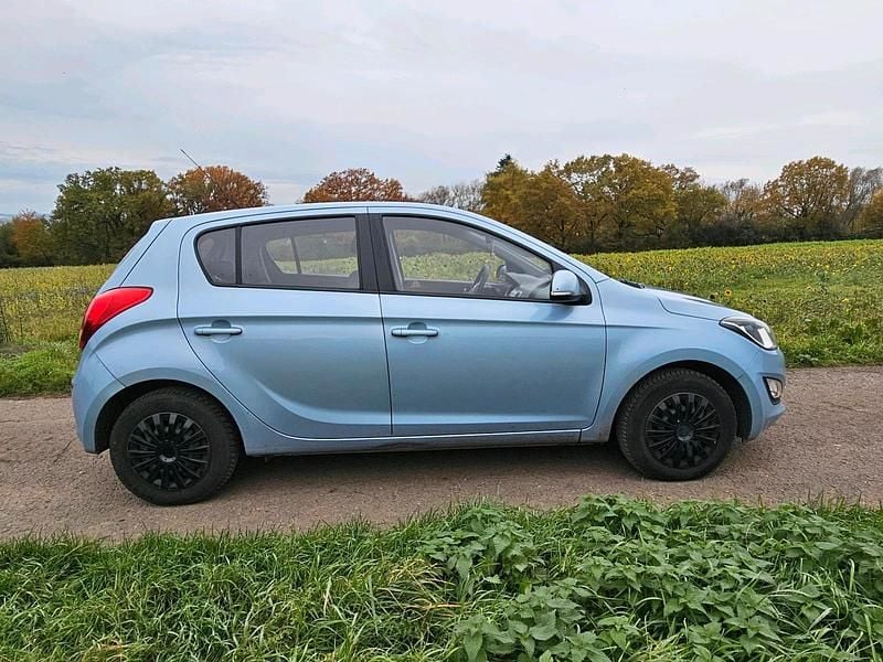 Blau Gebraucht 2013 Hyundai i20 Limousine | 2.600 € - Bild 1/4