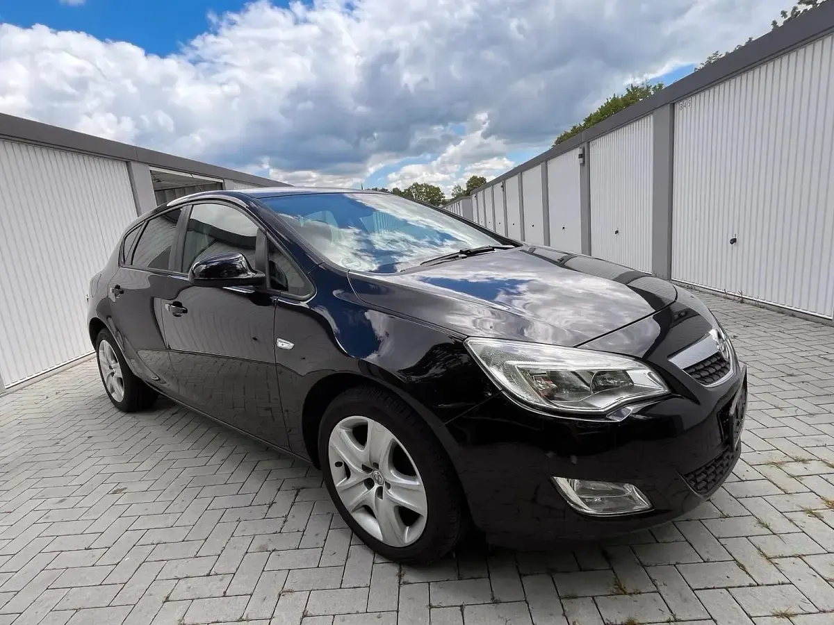 Używany Opel Astra 140 KM (102 kW) 2011 Czarny Hatchback