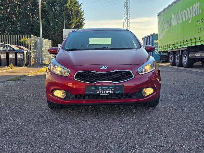 Gebraucht Kia Ceed DREAM-TEAM Edition 135 PS (99 kW) 2014 Rot Kleinwagen