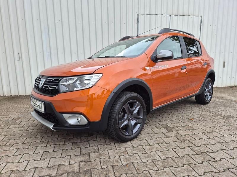 Gebraucht Dacia Sandero Celebration 90 PS (66 kW) 2017 Orange Kleinwagen