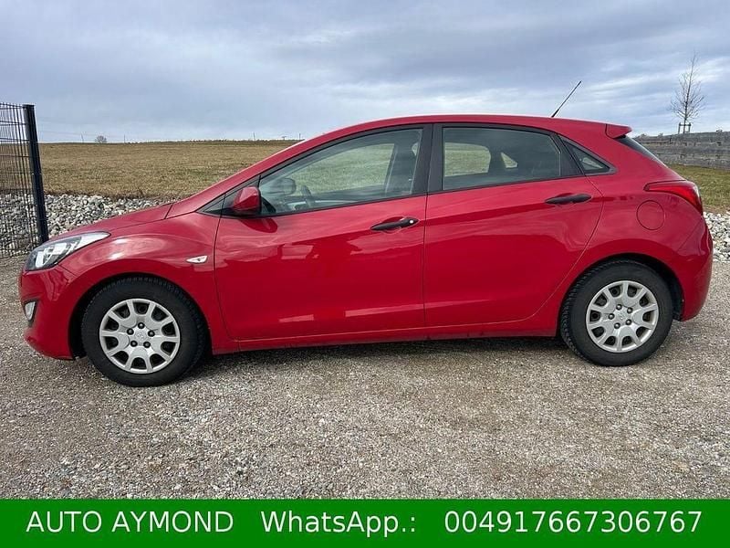 Gebraucht Hyundai i30 99 PS (72 kW) 2012 Rot Limousine