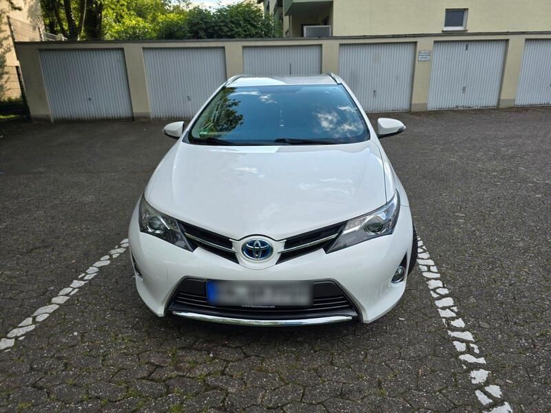 Weiß Gebraucht 2013 Toyota Auris Hybrid Life Kombi | 10.999 € (Fairer Preis) - Bild 1/4