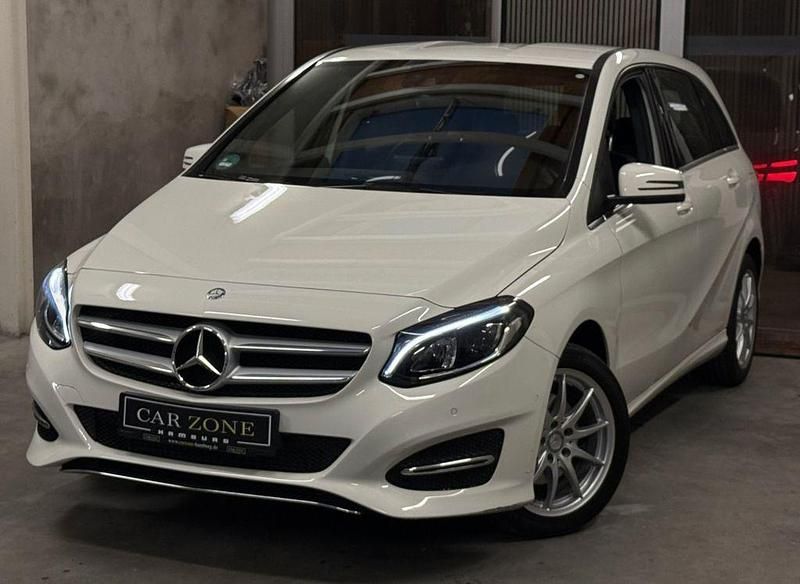 Weiß Gebraucht 2016 Mercedes B180 Van / Kleinbus | 16.790 € (Guter Preis) - Bild 1/4