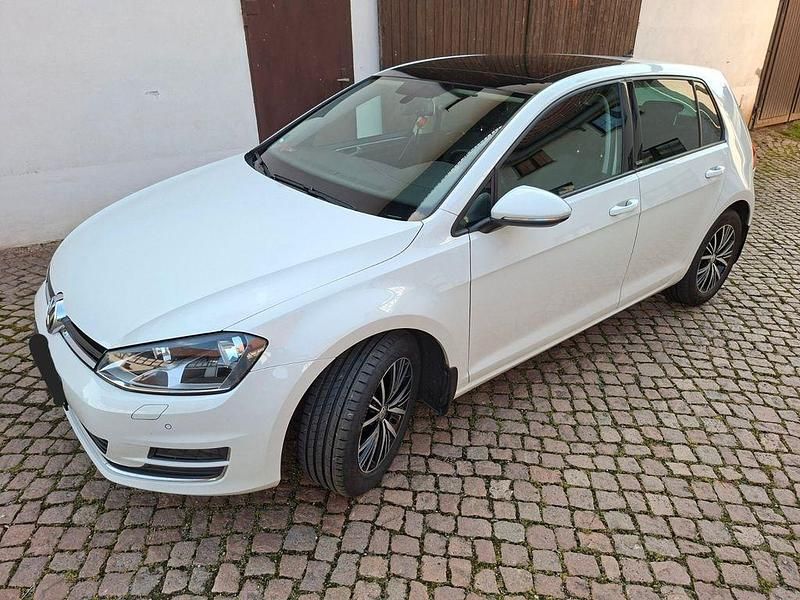 Weiß Gebraucht 2016 VW Golf VII Allstar Limousine | 9.500 € (Fairer Preis) - Bild 1/4