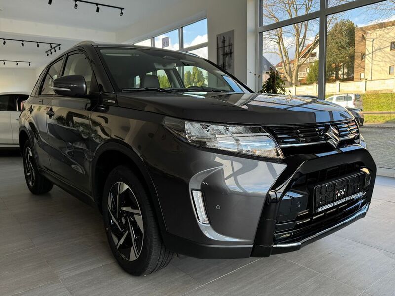 Grau Neu 2025 Suzuki Vitara Comfort+ SUV | 24.500 € - Bild 1/4