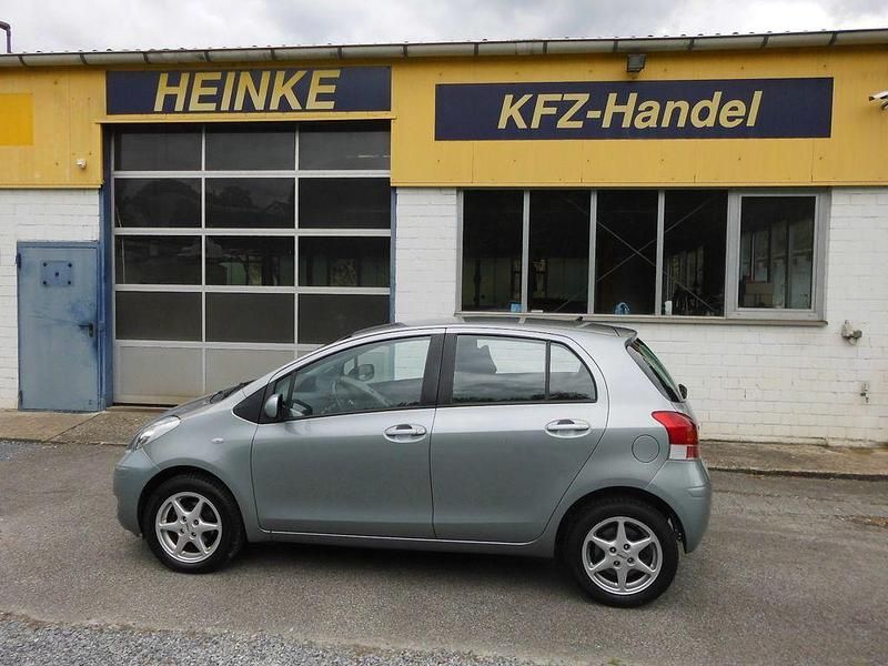Silber Gebraucht 2009 Toyota Yaris Cool Limousine | 3.450 € (Fairer Preis) - Bild 1/4