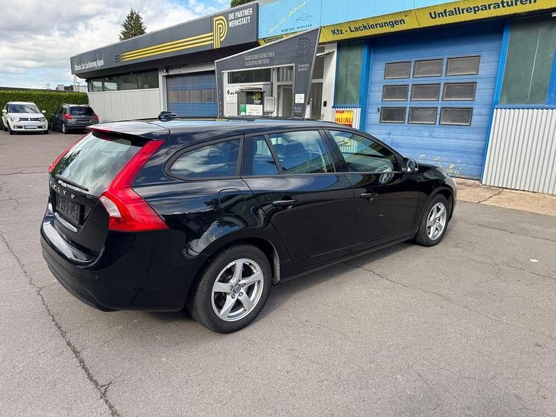 Gebraucht Volvo V60 Business Edition 150 PS (110 kW) 2017 Schwarz Kombi