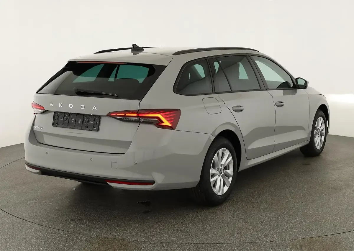 Neu Skoda Octavia Selection 150 PS (110 kW) 2026 Stahl grau Kombi