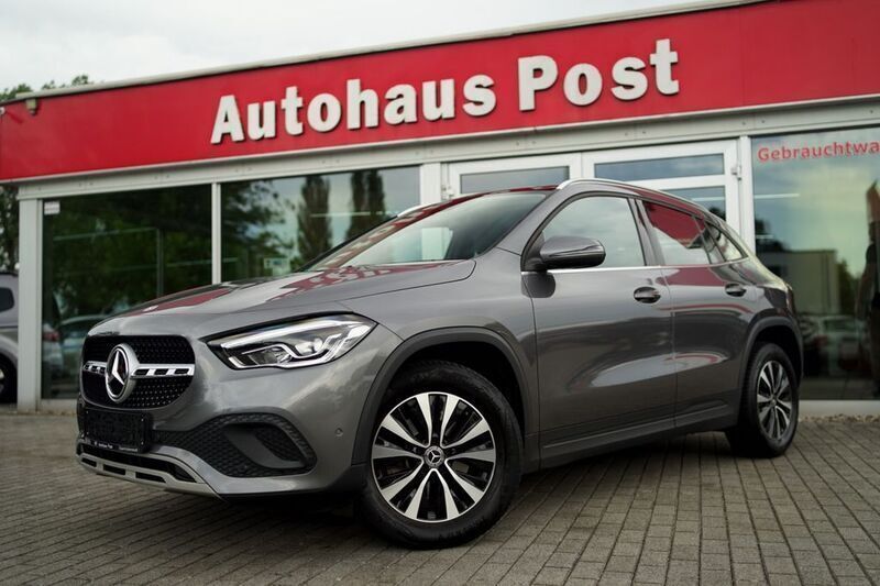 Grau Gebraucht 2021 Mercedes GLA200 SUV | 26.499 € - Bild 1/4