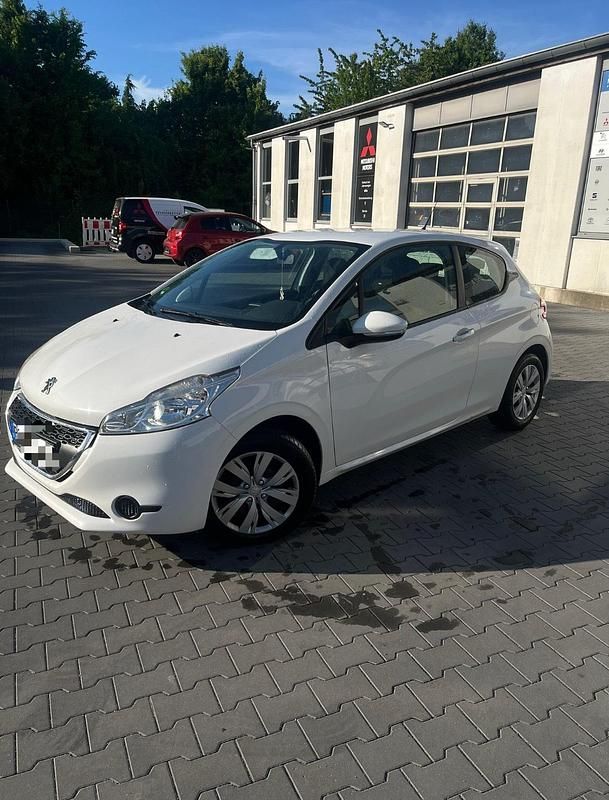Weiß Gebraucht 2014 Peugeot 208 Kleinwagen | 5.100 € (Fairer Preis) - Bild 1/3