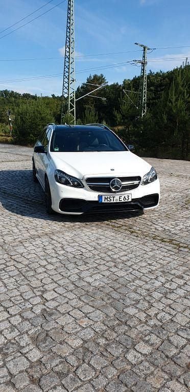 Weiß Gebraucht 2013 Mercedes E63 AMG AMG Limousine | 25.000 € (Guter Preis) - Bild 1/4