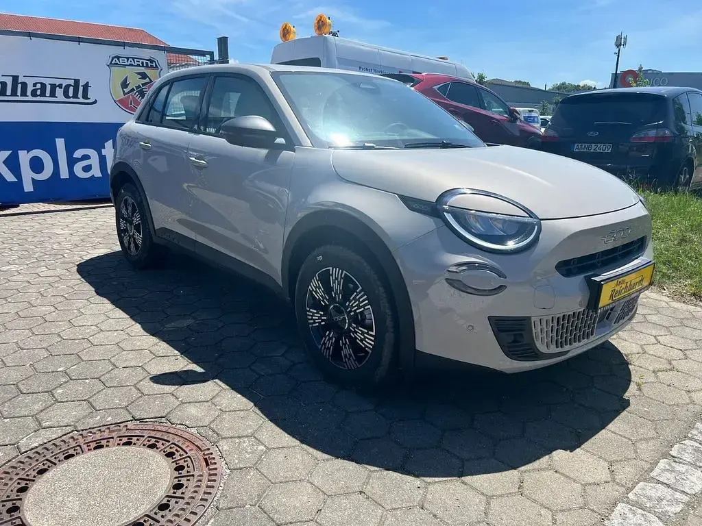 Neu Fiat 600 Business 110 PS (80 kW) 2026 Beige SUV