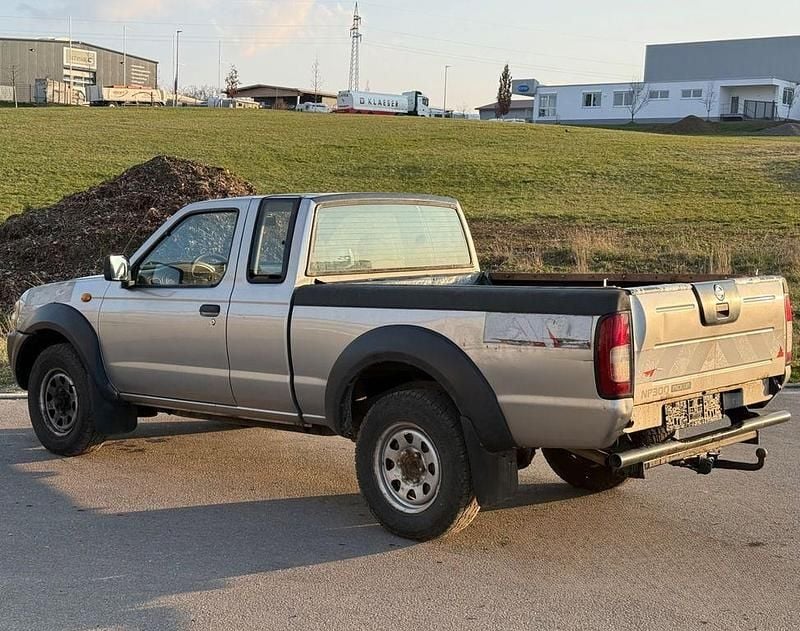Gebraucht Nissan Navara 133 PS (97 kW) 2009 Silber Pickup