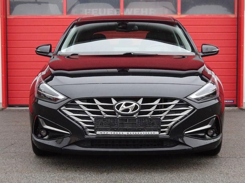 Gebraucht Hyundai i30 Intro Edition 159 PS (116 kW) 2020 Schwarz Limousine