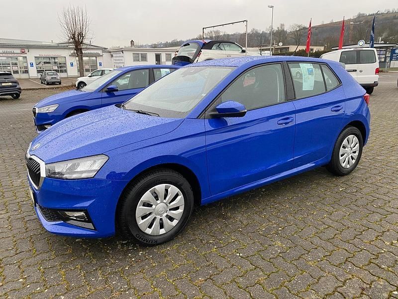 Blau Gebraucht 2024 Skoda Fabia Selection Limousine | 17.499 € (Guter Preis) - Bild 1/4