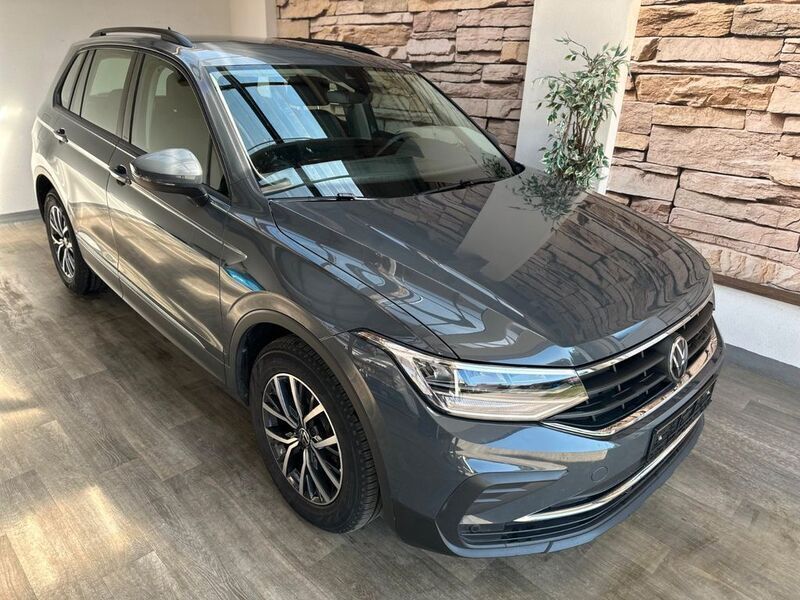 Grau Gebraucht 2021 VW Tiguan Life SUV | 24.990 € (Guter Preis) - Bild 1/4