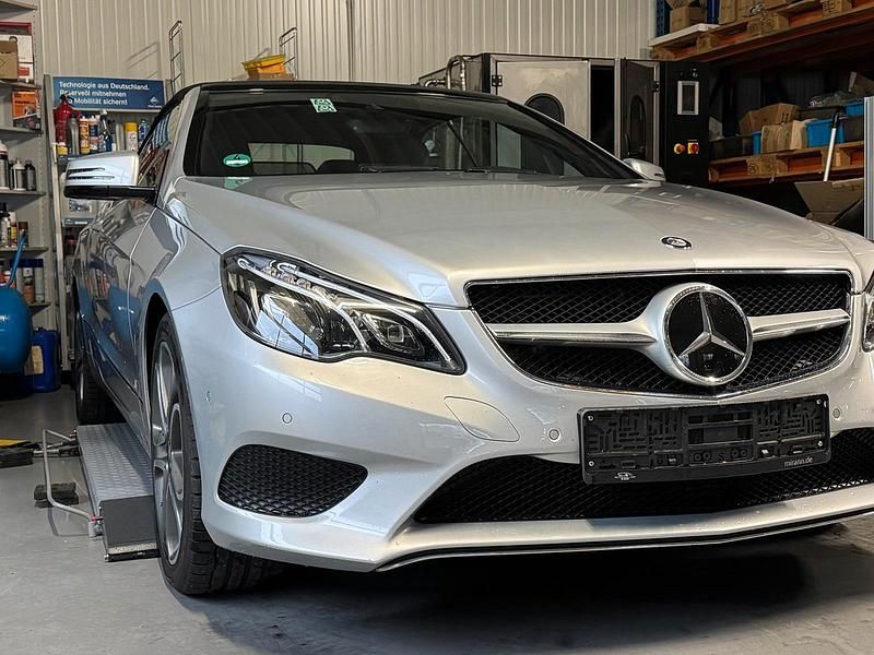Grau Gebraucht 2016 Mercedes E250 Cabrio | 26.900 € (Fairer Preis) - Bild 1/4