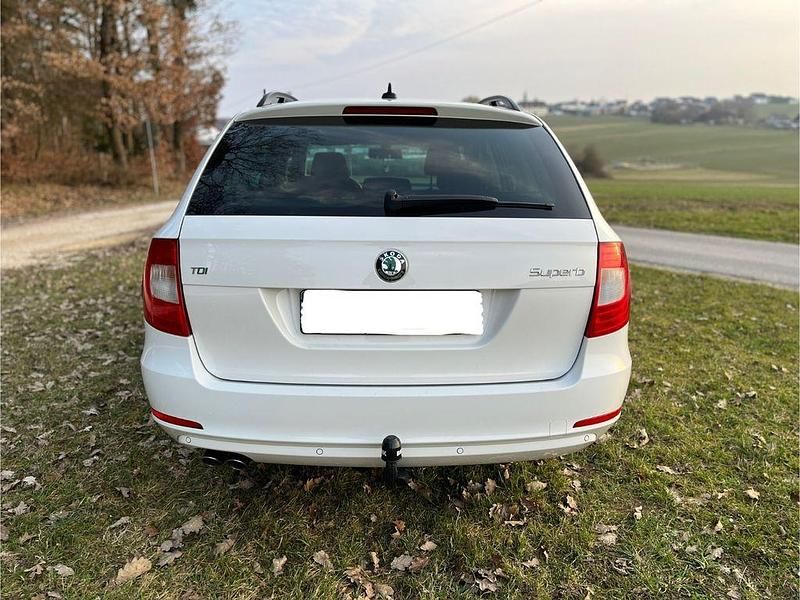 Gebraucht Skoda Superb Ambition 140 PS (102 kW) 2012 Weiß Kombi