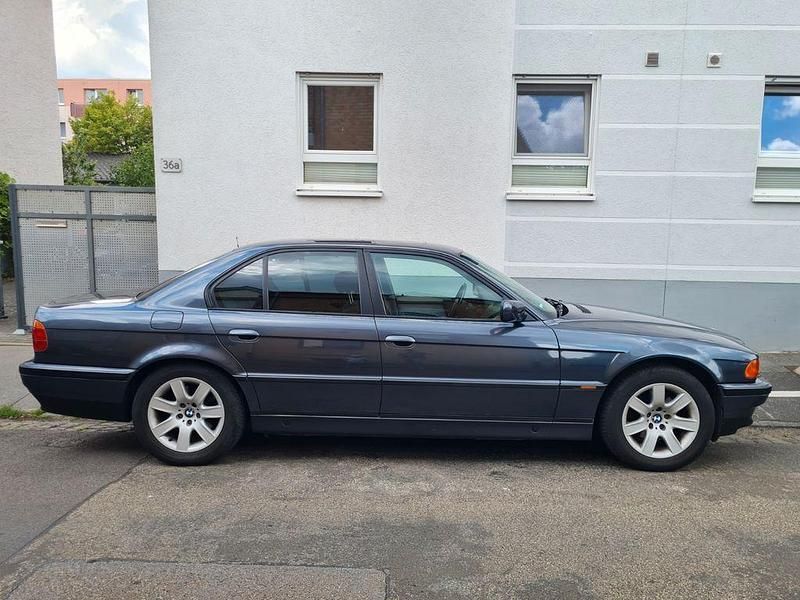 Grau Gebraucht 1997 BMW 740 Comfort Edition Limousine | 19.950 € (Fairer Preis) - Bild 1/4