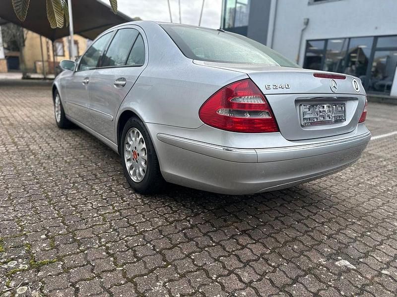 Gebraucht Mercedes E240 Classic 177 PS (130 kW) 2003 Silber Limousine