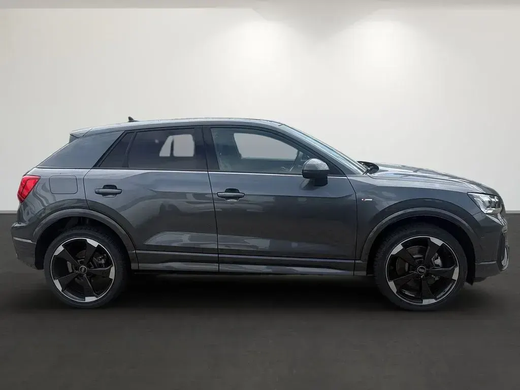 Neu Audi Q2 Competition 150 PS (110 kW) 2025 (daytonagrau perleffekt) SUV