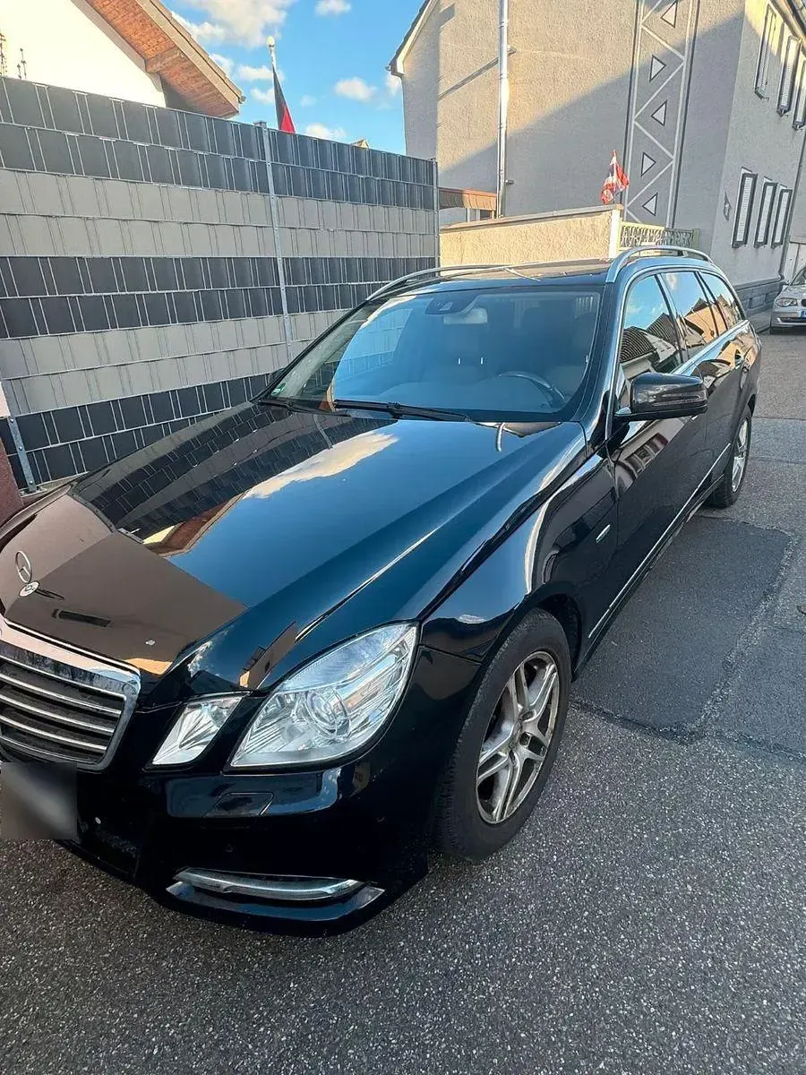 Gebraucht Mercedes E220 Avantgarde 170 PS (125 kW) 2011 Schwarz Limousine