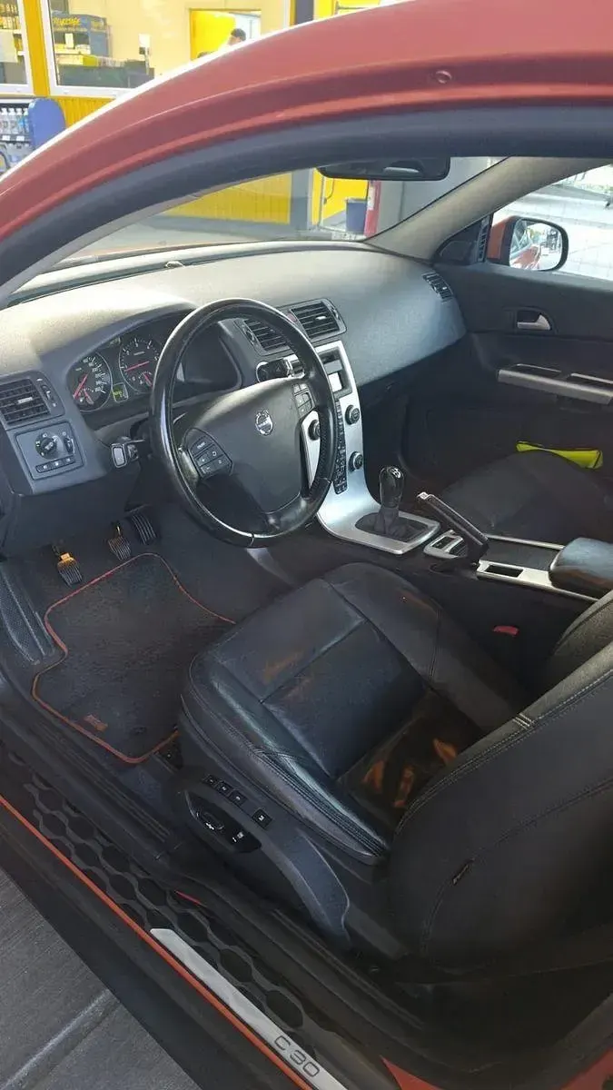 Second-hand Volvo C30 109 CP (80 kW) 2010 Portocaliu Hatchback