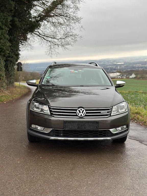 Braun Gebraucht 2014 VW Passat Alltrack Kombi | 10.999 € (Guter Preis) - Bild 1/4