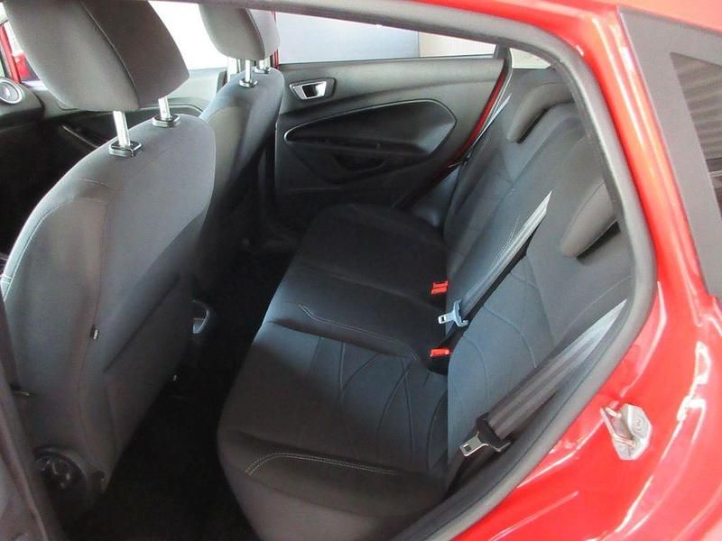 Gebraucht Ford Fiesta 65 PS (47 kW) 2013 Rot Limousine