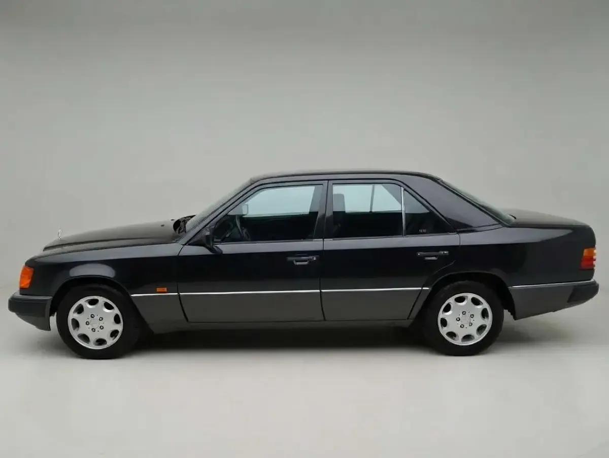 Gebraucht Mercedes E200 122 PS (89 kW) 1992 Schwarz Limousine