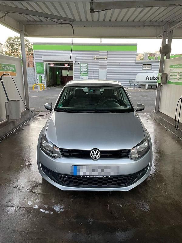 Silber Gebraucht 2011 VW Polo Limousine | 3.999 € (Guter Preis) - Bild 1/4