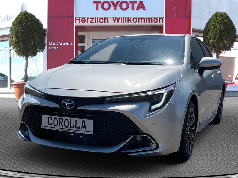 Precious silver Gebraucht 2023 Toyota Corolla Team Limousine | 34.910 € - Bild 1/4