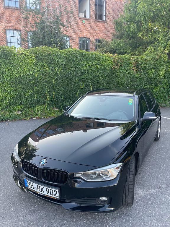 Schwarz Gebraucht 2014 BMW 320 Luxury Line Kombi | 7.850 € (Superpreis) - Bild 1/4
