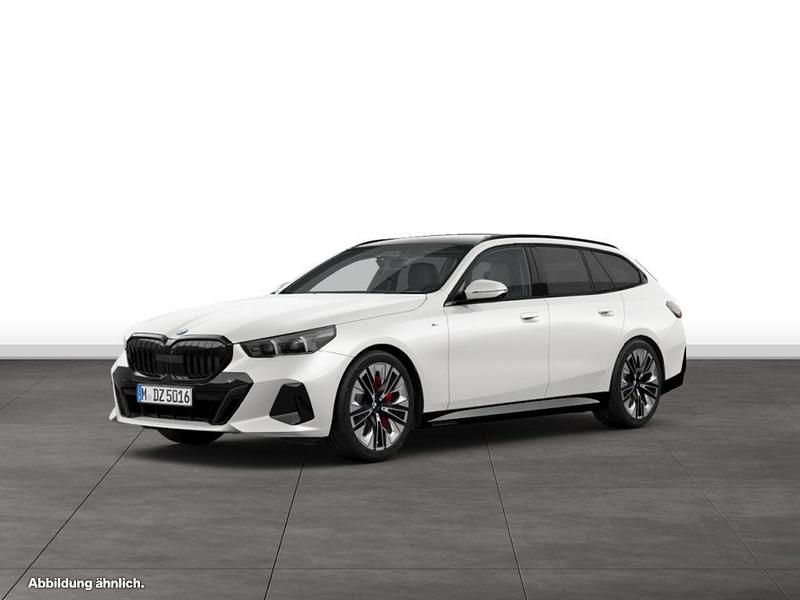 Weiß Gebraucht 2024 BMW 540 Kombi | 72.940 € - Bild 1/3