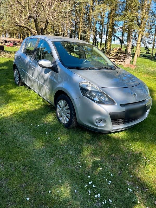 Gebraucht Renault Clio III 75 PS (55 kW) 2010 Silber Kleinwagen