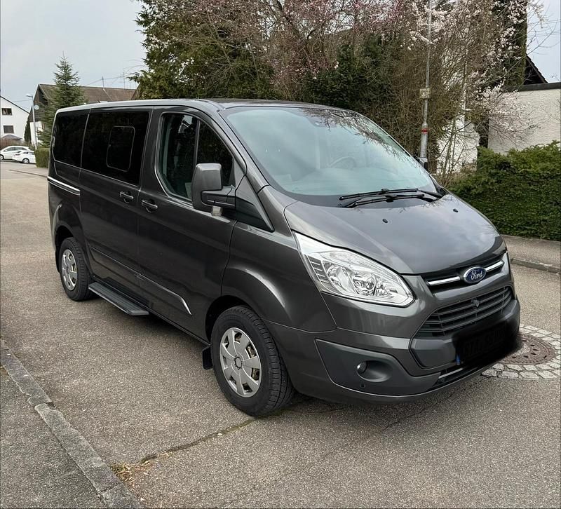Gebraucht Ford Tourneo 131 PS (96 kW) 2017 Grau Van / Kleinbus