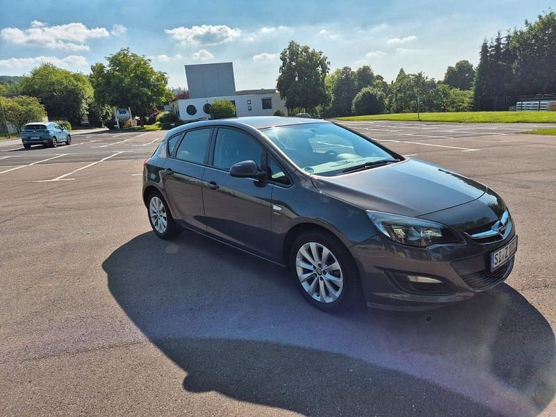 Grau Gebraucht 2013 Opel Astra Edition Limousine | 6.200 € (Fairer Preis) - Bild 1/4