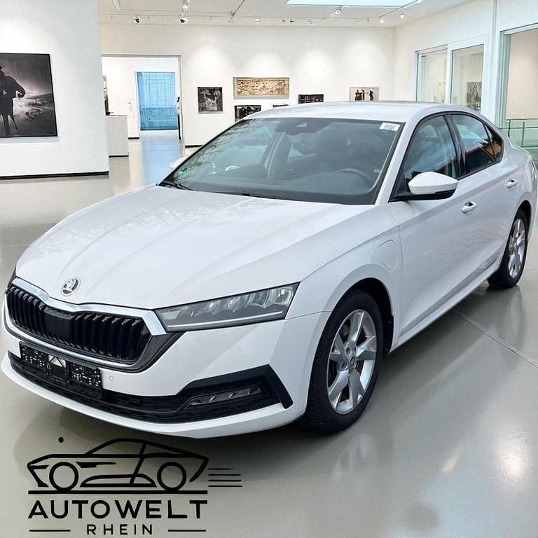 Weiß Gebraucht 2022 Skoda Octavia Ambition Limousine | 18.490 € (Guter Preis) - Bild 1/4