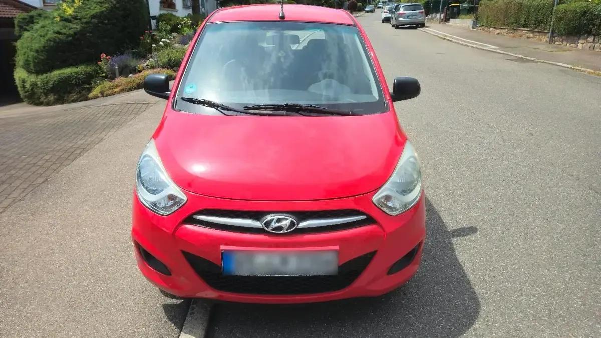 Gebraucht Hyundai i10 Edition 69 PS (50 kW) 2013 Rot Kleinwagen