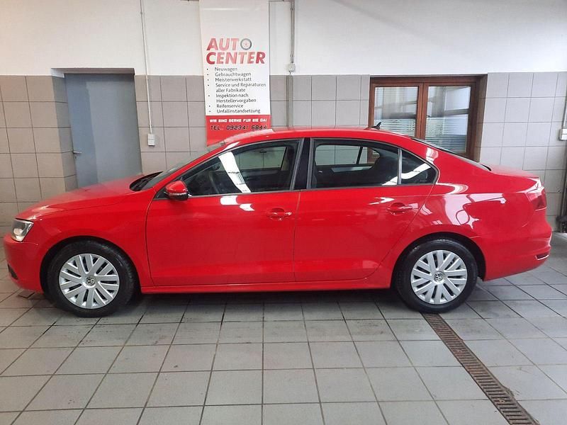Gebraucht VW Jetta Trendline 105 PS (77 kW) 2012 Rot Limousine