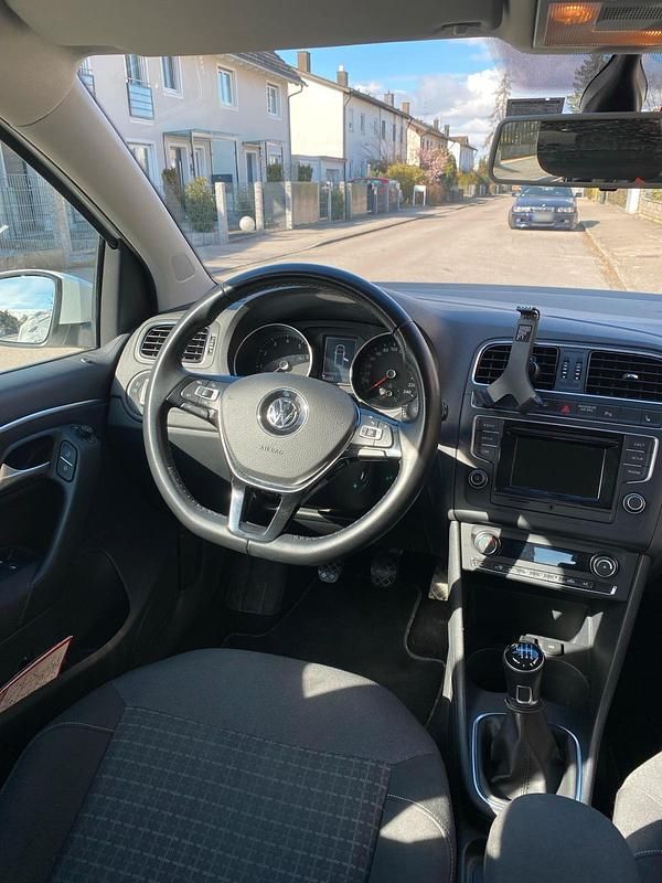 Gebraucht VW Polo 81 PS (59 kW) 2016 Weiß Kleinwagen