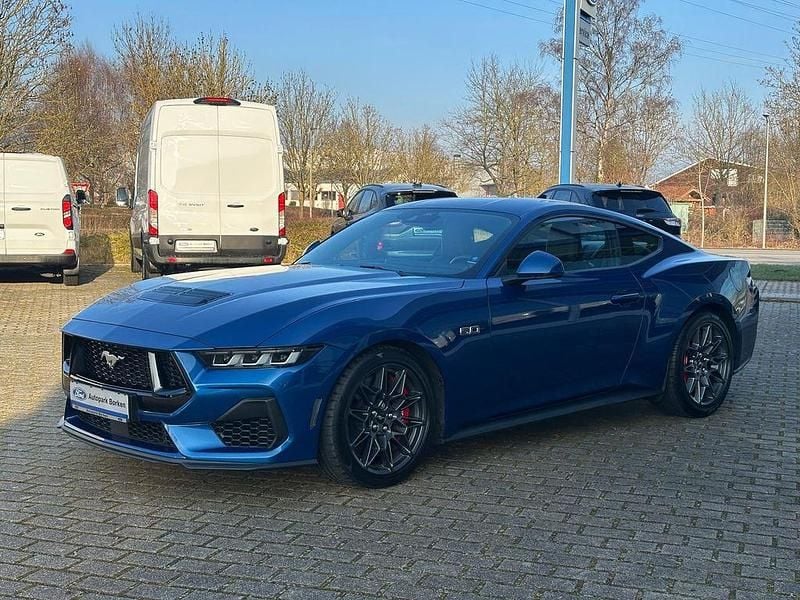 Blau Gebraucht 2025 Ford Mustang GT Fastback Coupé | 53.850 € (Fairer Preis) - Bild 1/4