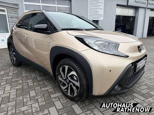 Gebraucht Toyota Aygo X Pulse 72 PS (52 kW) 2024 Ginger beige (4u9)/ black mica SUV
