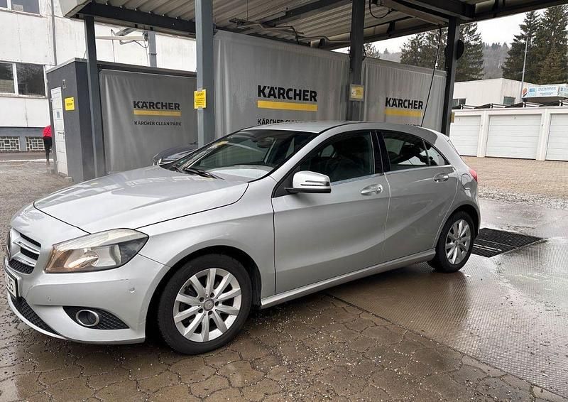 Silber Gebraucht 2012 Mercedes A180 Style Limousine | 6.990 € (Guter Preis) - Bild 1/4